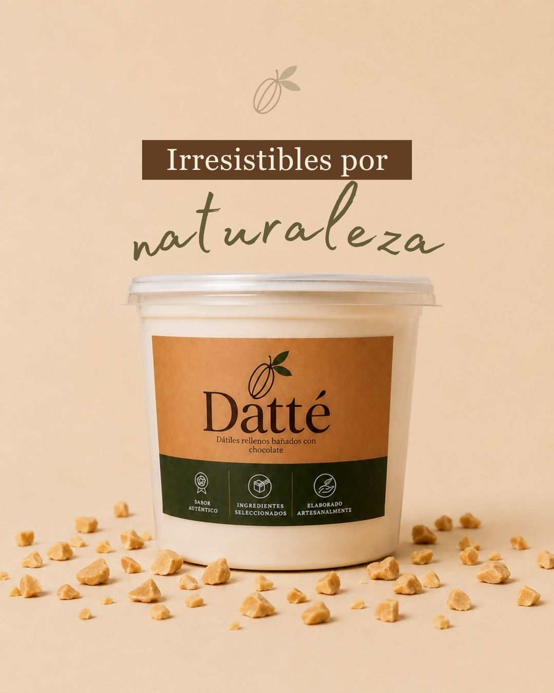 Envase de Datté con etiqueta de marca, presentado sobre un fondo cálido con trozos de relleno