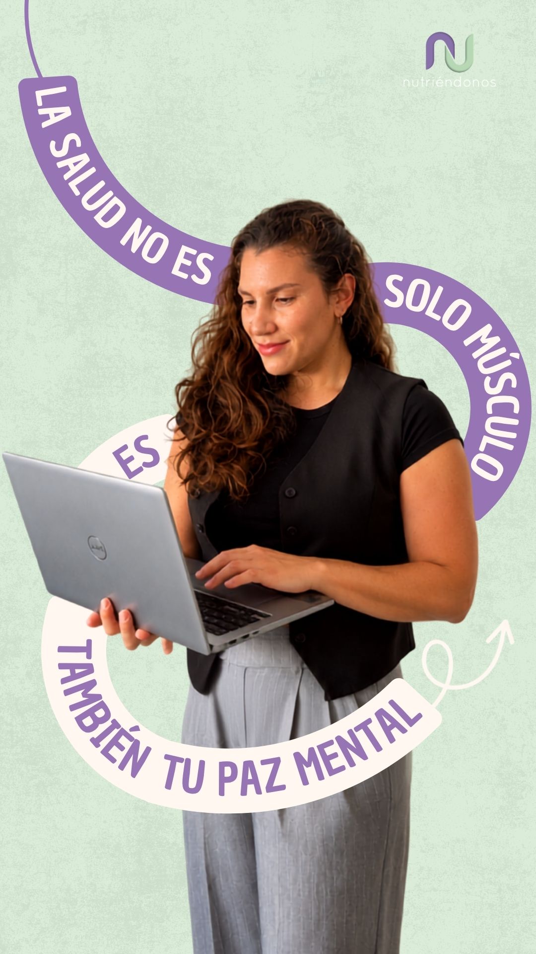 Pieza de Nutriéndonos sobre salud física y paz mental con una profesional trabajando en una notebook